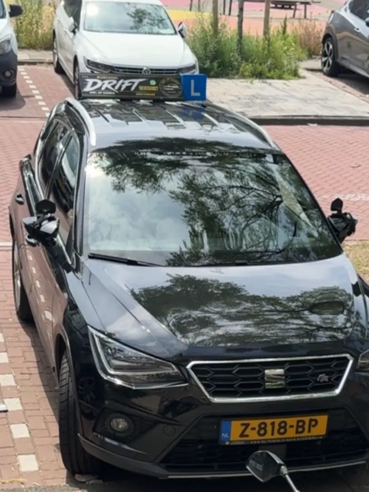 De lesauto van Rijschool Drift geparkeerd in Amsterdam
