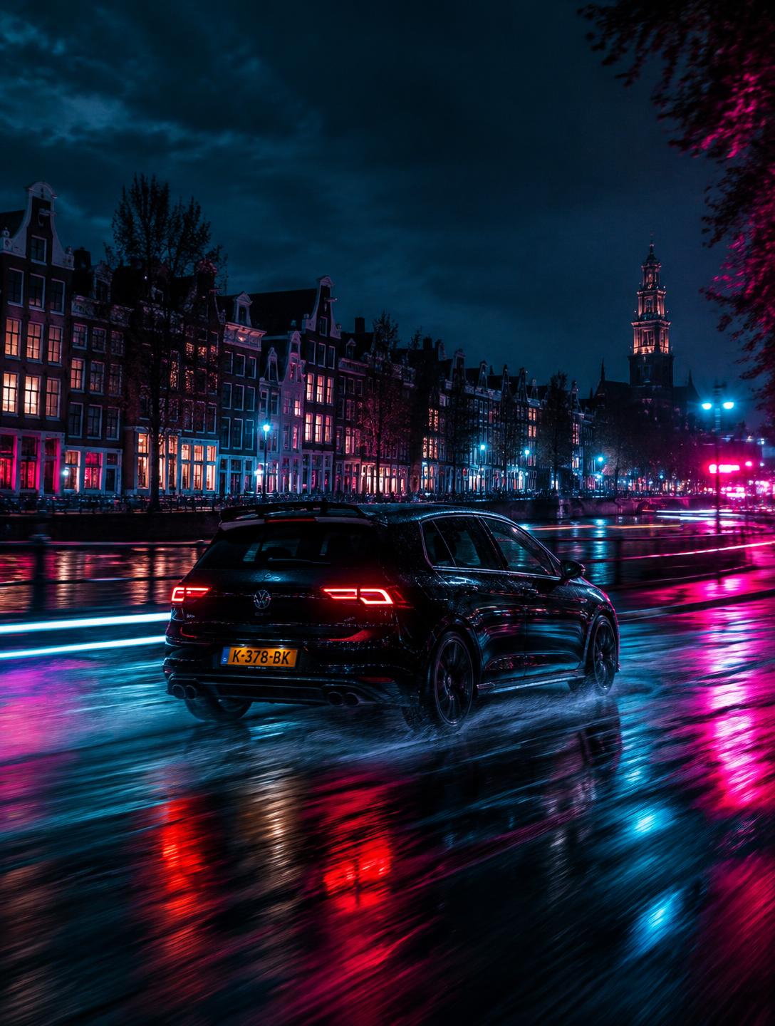 Zwarte auto rijdt 's nachts door Amsterdam met neon reflecties